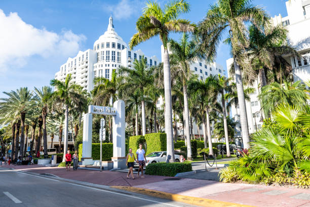 royal palm hotel, resort e spa na collins avenue, perto de ocean drive de art deco em dia ensolarado, as pessoas andando na calçada - art deco art deco district miami florida south beach - fotografias e filmes do acervo