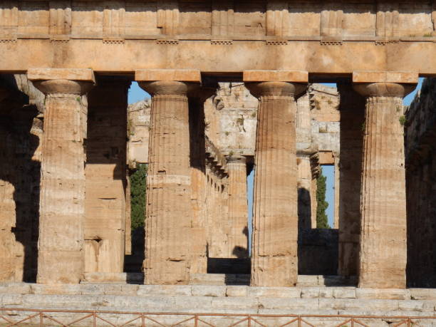 паестум - колонны храма нептуна - temple of neptune стоковые фото и изображения