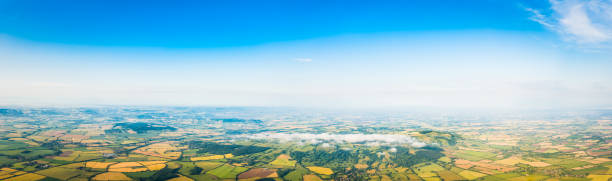 panorama aéreo sobre patchwork verde pasto aldeas de explotaciones de campos de verano - uk beauty in nature worcestershire vale of evesham fotografías e imágenes de stock