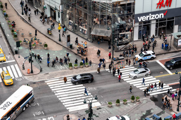 luftaufnahme der städtischen gebäude in new york herald square midtown mit bus auf der straße 6th avenue straße verizon, hm - garment stock-fotos und bilder