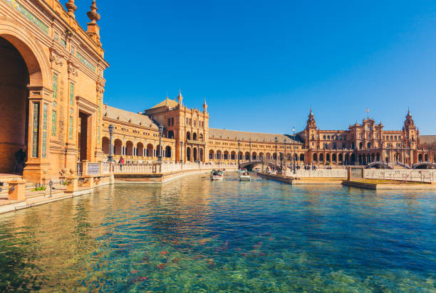 widok na beautiful plaza de espana, sewilla, hiszpania - plaza de espana sevilla town square seville zdjęcia i obrazy z banku zdjęć