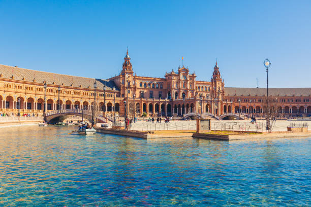 vista della bellissima plaza de espana, siviglia, spagna - spain plaza de espana europe town square foto e immagini stock