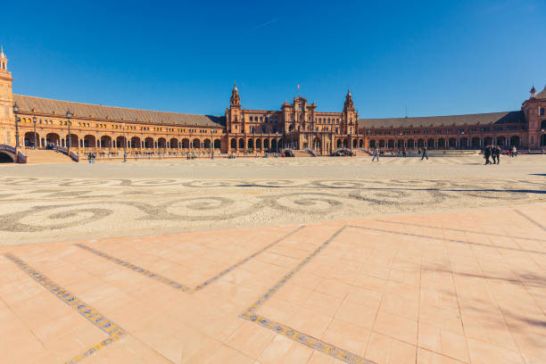 vista della bellissima plaza de espana, siviglia, spagna - spain plaza de espana europe town square foto e immagini stock