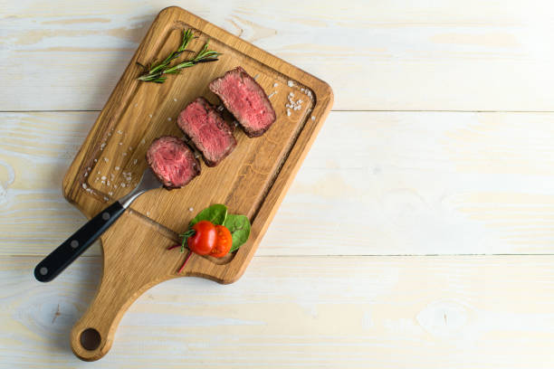 sliced steak on a cutting board - scotch steak imagens e fotografias de stock