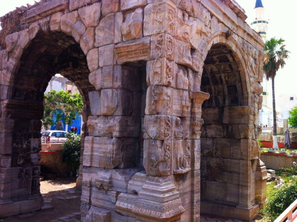 марк аврелий арк, триполи, ливия. - roman column arch pedestrian walkway стоковые фото и изображения