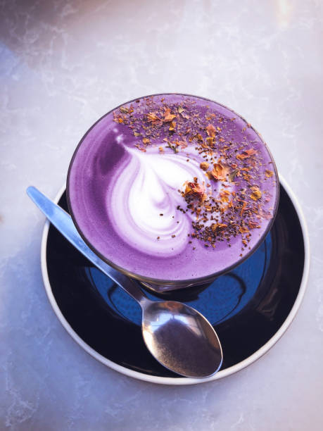 fioletowy taro latter na marmurowym stole - starbucks coffee drink coffee cup zdjęcia i obrazy z banku zdjęć