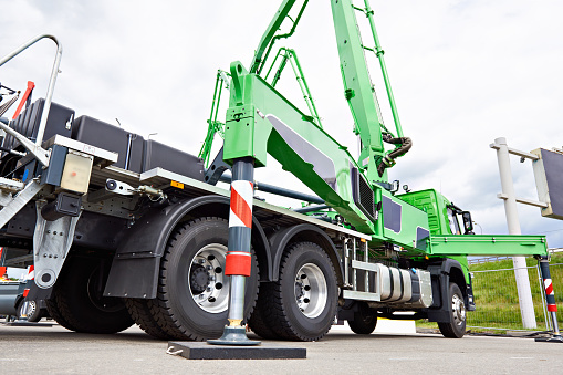 Hydraulic support construction truck with platform