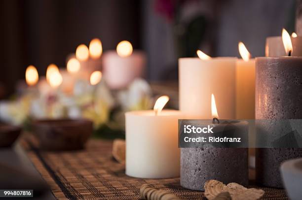 Spaambiente Mit Duftkerzen Stockfoto und mehr Bilder von Kerze - Kerze, Wellness und Schönheitsbehandlung, Massieren