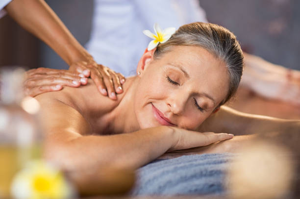 mujer receptora spa masajes - ayurveda massaging spa treatment massage oil fotografías e imágenes de stock