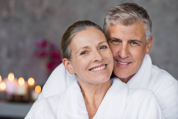 pareja en bata de baño en el spa - spa treatment health spa couple happiness fotografías e imágenes de stock