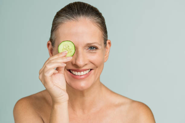 traitement hydratant pour les peaux matures - cucumber facial mask human face women photos et images de collection