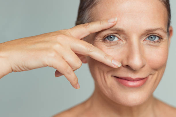 ojos de mujer madura - wrinkle treatment fotografías e imágenes de stock