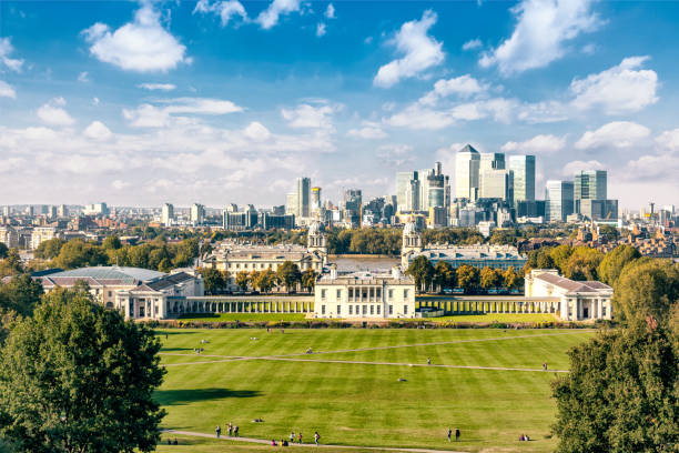 universidad de greenwich con el distrito financiero de los docklands en el fondo, parque de greenwich. - greenwich fotografías e imágenes de stock