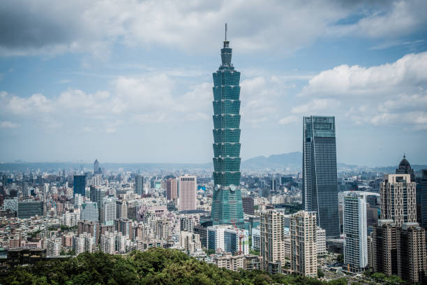 wolkenkratzer einer modernen stadt mit blick auf perspektive unter blauem himmel in taipei, taiwan - 101 stock-fotos und bilder