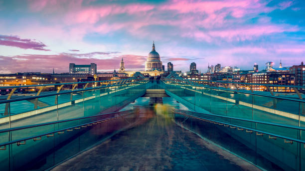 st pauls cathedral und millennium bridge in der dämmerung in london, vereinigtes königreich. - london england on the move commuter rush hour stock-fotos und bilder