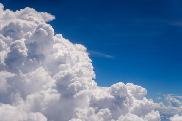 cumulus nuvole tempestose nel cielo blu estivo - cumulus cloud condensation sky blue foto e immagini stock