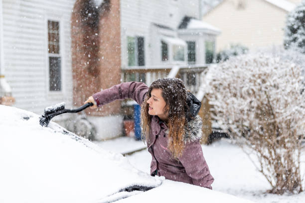 눈, 눈이 눈이 떨어지는 눈송이 동안 동안 브러쉬 및 스 크레이 퍼 도구로 얼음에서에서 차 유리창을 청소 하는 젊은 여자 - snow car window ice scraper 뉴스 사진 이미지