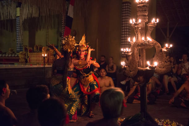 인도네시아의 전통적인 kecak 춤 - art theatrical performance bali indonesia 뉴스 사진 이미지