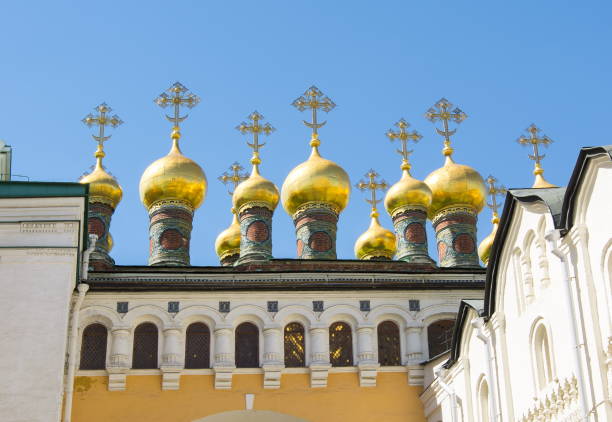 upper saviour’s (verkhospassky) cathedral dome (cupola) in moscow kremlin, russia - patriarchal cross imagens e fotografias de stock