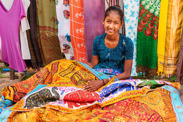 젊은 인도어 여자아이 영업에서의 색상화 엠브로이더드 러그 - india indian culture women market 뉴스 사진 이미지