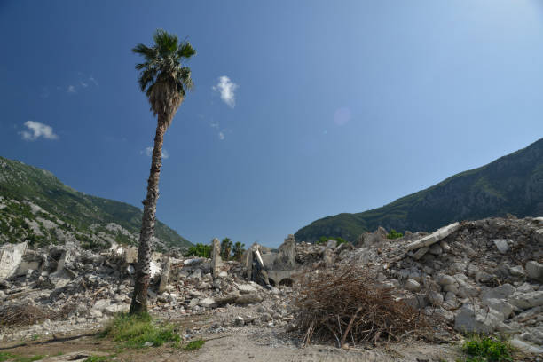 rovine di un hotel moderno in un'ex località turistica - former famous place east architecture foto e immagini stock