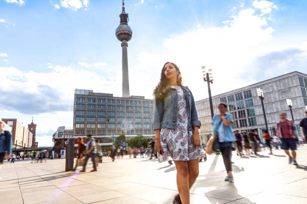 junge frau unterwegs in berlin - deutschland während der sommerferien - berlin alexanderplatz stock-fotos und bilder