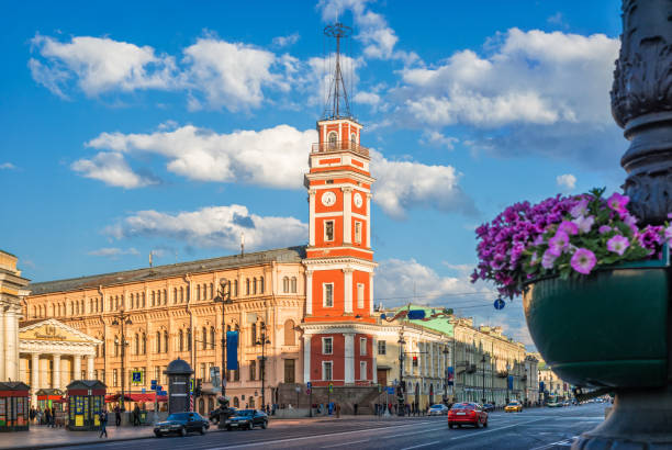 immeuble rouge de la douma de la ville de saint-pétersbourg - nevsky prospekt photos et images de collection