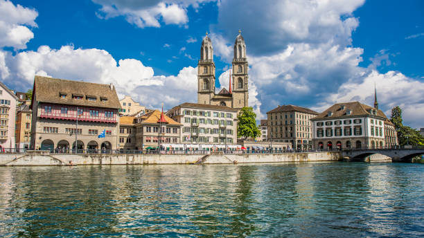 kościół grossmünster zurych - schönes wetter zdjęcia i obrazy z banku zdjęć