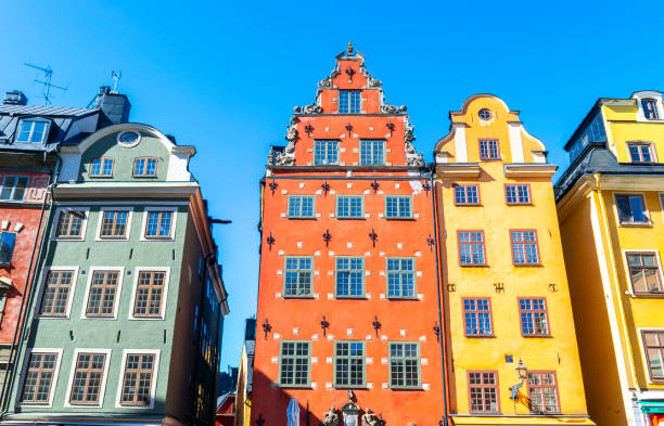 stortorget platz in der altstadt (gamla stan) in stockholm, die hauptstadt von schweden. bunte häuser am berühmten stortorget stadtplatz in stockholms historischer gamla stan - stockholm sweden gamla stan town square stock-fotos und bilder