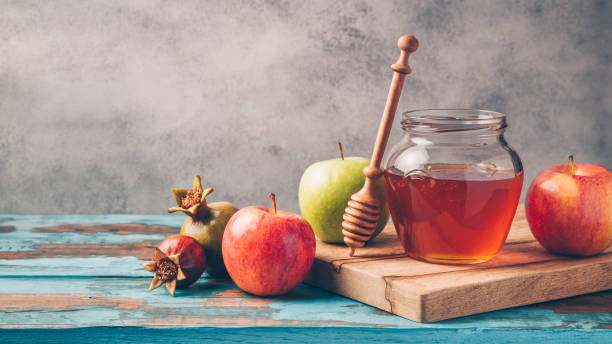 Honey jar and apples Honey jar and apples on wooden table. Jewish holiday Rosh Hashanah background jewish new year stock pictures, royalty-free photos & images
