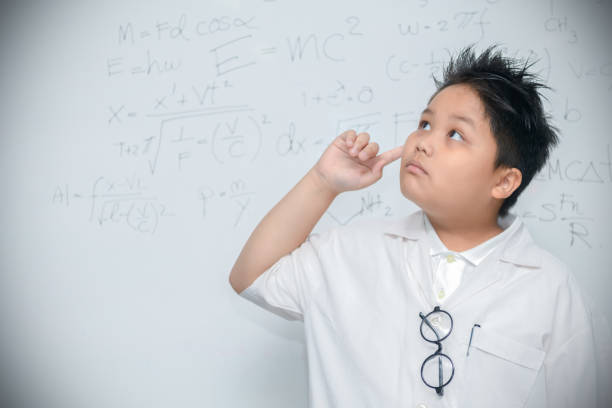 garçon de scientifique pensée sur fond blanc - formula blackboard complexity scientist photos et images de collection