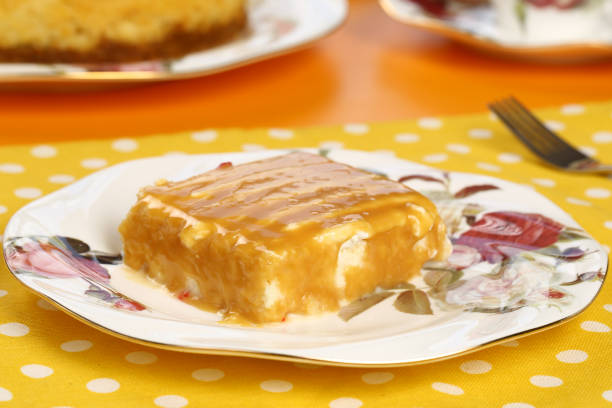 tranches de gâteau de crème au caramel - cheesecake syrup cottage cheese cream photos et images de collection