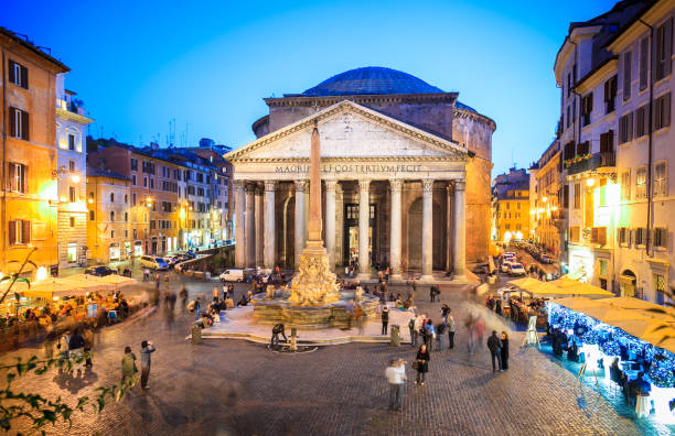 pantheon di sera a roma, italia, europa. capolavoro di architettura romana antica, era il tempio di tutti gli dei. roma pantheon è uno dei monumenti più noti di roma e d'italia - architecture italian culture pantheon rome church foto e immagini stock