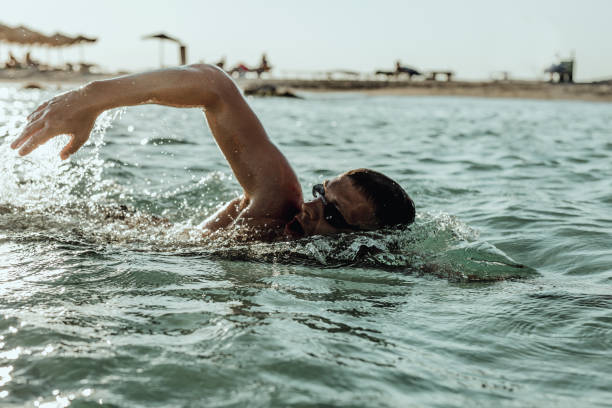 человек, плавающий на острове крит - body care power swimming goggles swimming стоковые фото и изображения