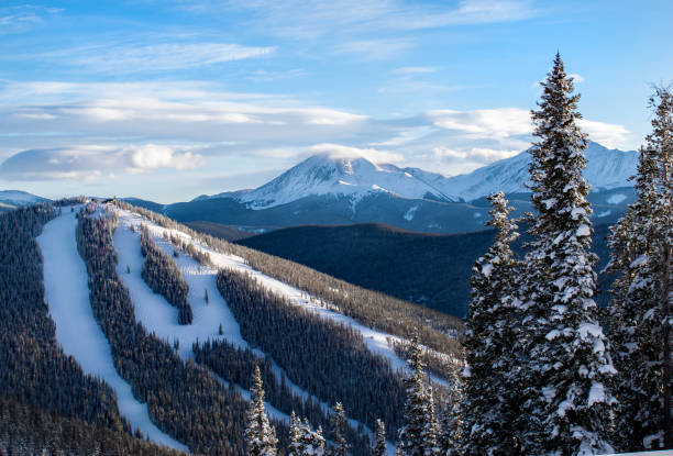 vista panoramica delle montagne del colorado in inverno in una giornata di sole e alcune nuvole - sunny day mountain mountain range winter foto e immagini stock