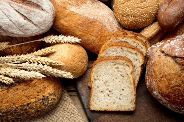 tas de pain - whole wheat photos et images de collection