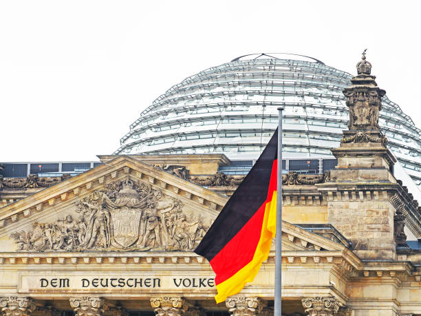 widok z bliska niemieckiej flagi na tle budynku reichstagu. siedziba niemieckiego parlamentu (deutscher bundestag), dzielnica berlin mitte - berlin germany the reichstag german culture contemporary zdjęcia i obrazy z banku zdjęć