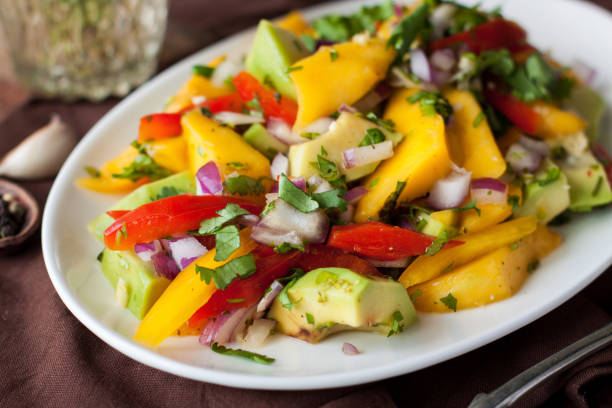 saludable ensalada con mango, aguacate - mango salsa fotografías e imágenes de stock