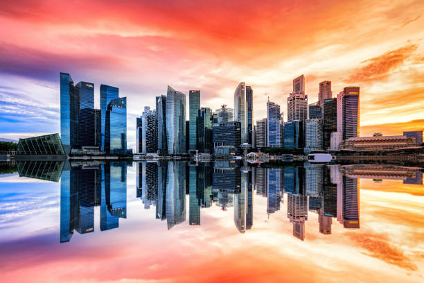 singapore skyline with dramatic sunset - marina bay sparse contemporary skyscraper imagens e fotografias de stock