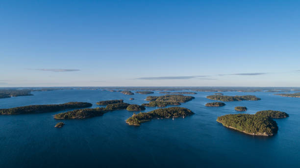 luftaufnahme über dem stockholmer archipel - inselgruppe stock-fotos und bilder