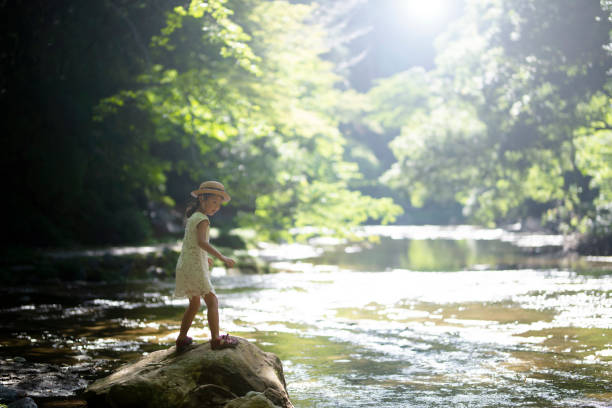 山の流れで遊ぶ女の子 - 夏休み 写真 ストックフォトと画像