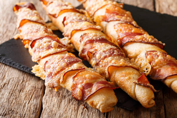 bâtonnets de pain fraîchement cuit au four avec bacon et fromage gros plan. horizontal - twisted cheese biscuit pastry photos et images de collection