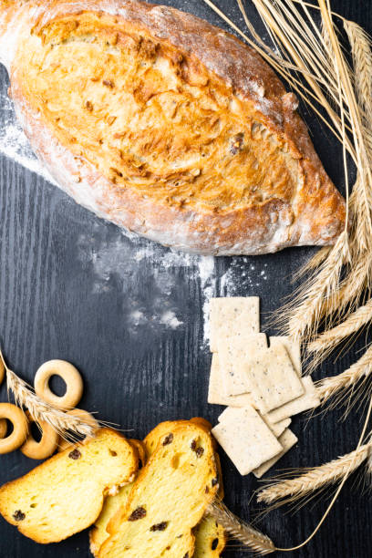 新鮮でおいしい全粒小麦のパンや健康的な食事の背景に木製のテーブルの上にパン - bagel bread isolated circle ストックフォトと画像