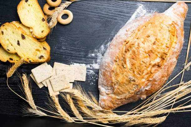 新鮮でおいしい全粒小麦のパンや健康的な食事の背景に木製のテーブルの上にパン - bagel bread isolated circle ストックフォトと画像