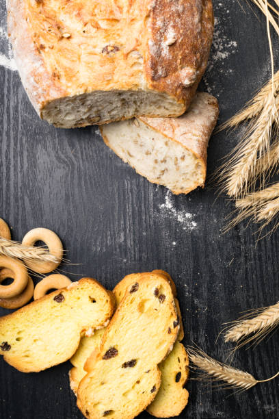 新鮮でおいしい全粒小麦のパンや健康的な食事の背景に木製のテーブルの上にパン - bagel bread isolated circle ストックフォトと画像