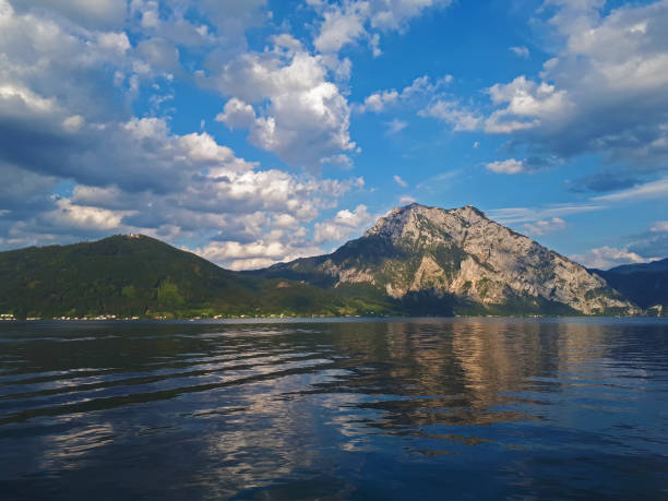 traunstein - mountain lake austria bavaria imagens e fotografias de stock