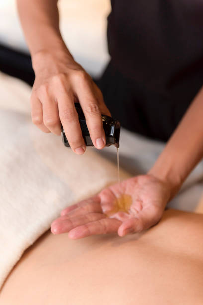 istock Hand pouring oil for massage in spa 995282254