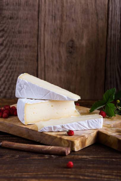 brie queso, fresas salvajes y blanca flor salvaje púrpura ramo francés - cheese still life tray french cuisine fotografías e imágenes de stock