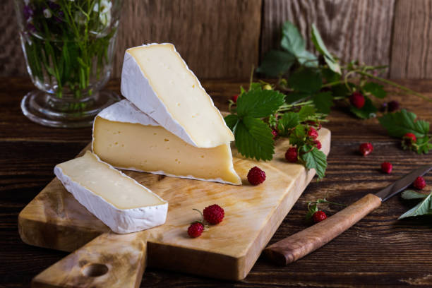 brie queso, fresas salvajes y blanca flor salvaje púrpura ramo francés - cheese still life tray french cuisine fotografías e imágenes de stock