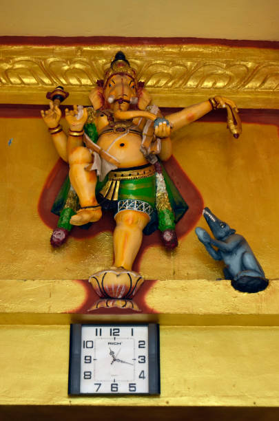 attiyady pillaiyar kovil à jaffna - gopuram architecture and buildings temple sri lanka photos et images de collection